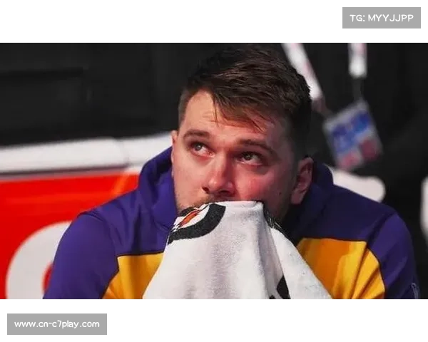 东契奇赛后与球迷自拍，亲和形象受欢迎